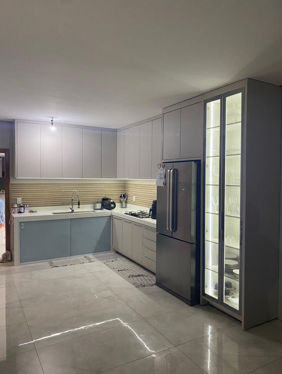 Cozinha planejada completa com cristaleira iluminada