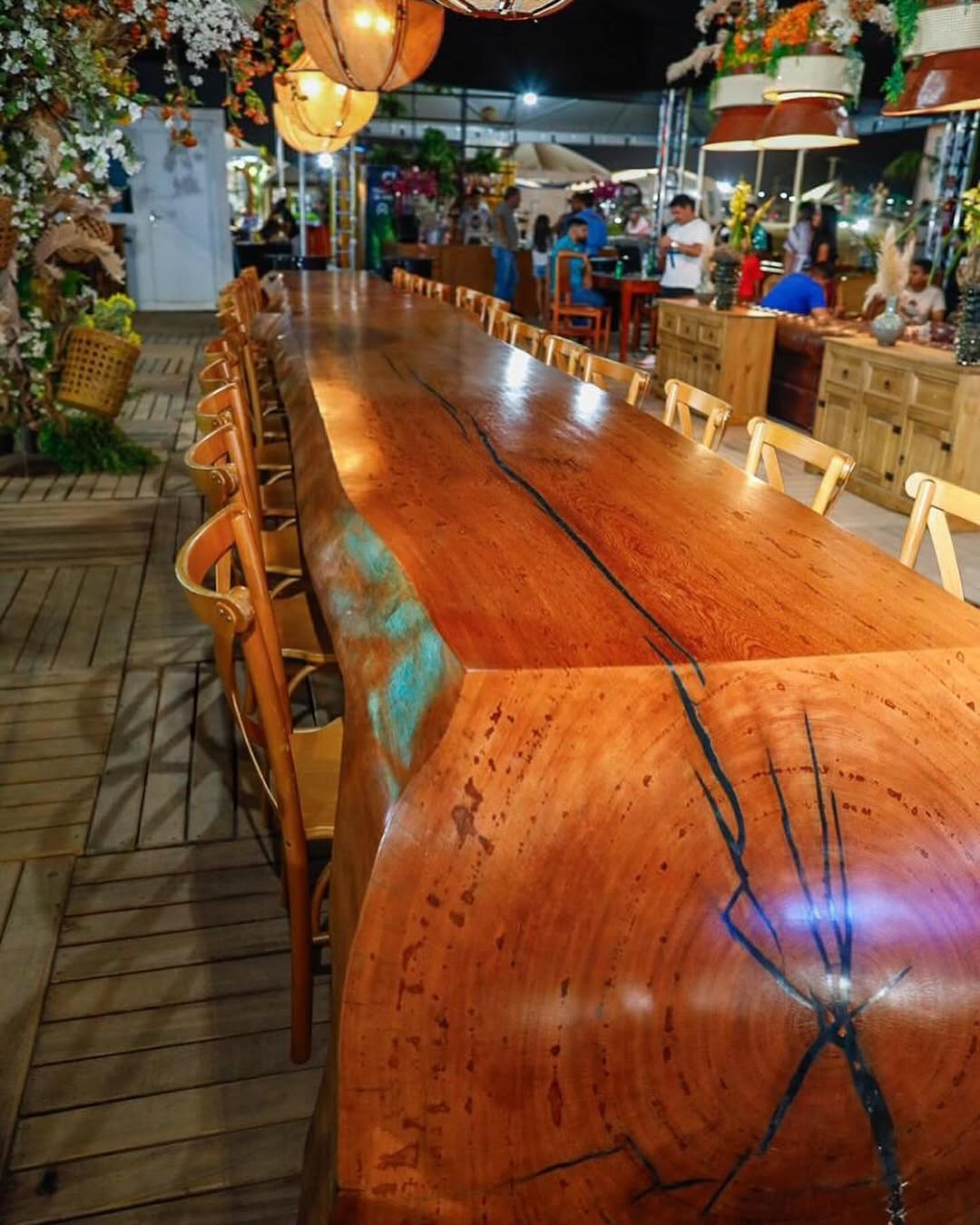 Mesa em madeira maciça