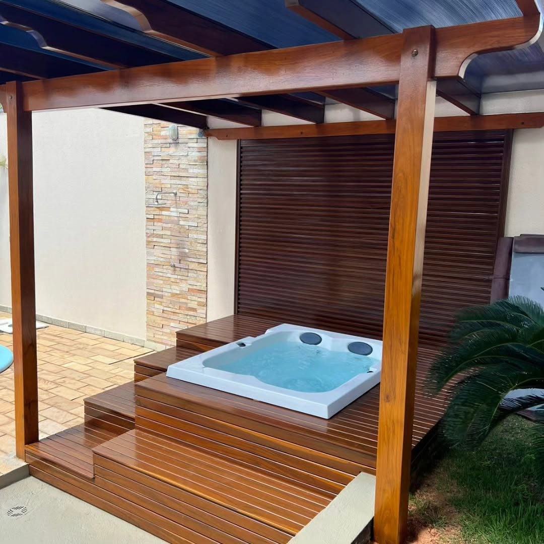 Pergolado de madeira com spa