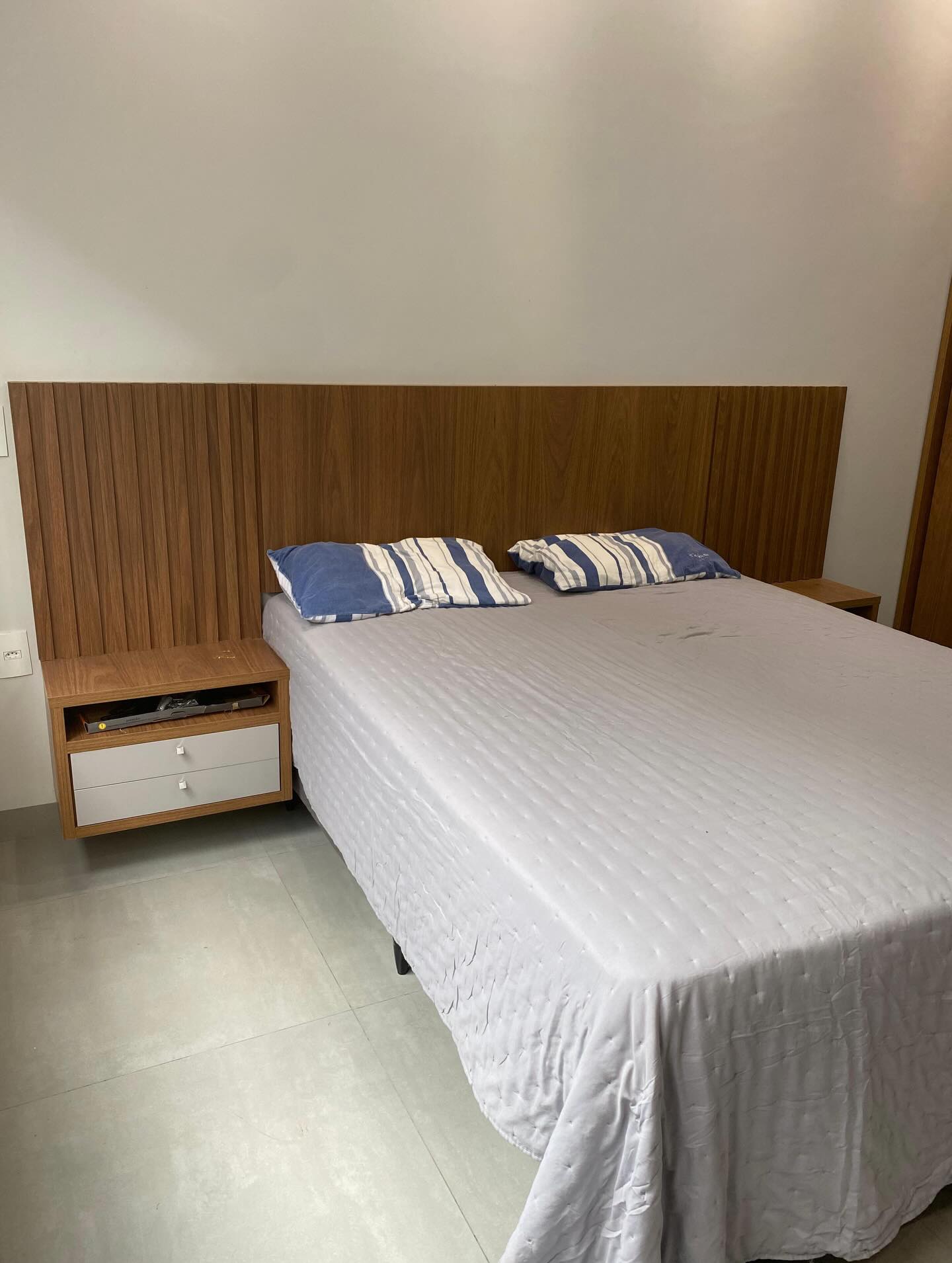 Quarto planejado com cama e cabeceira