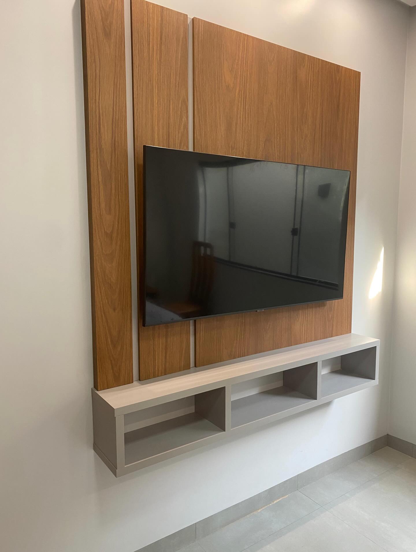 Painel e rack de TV planejado
